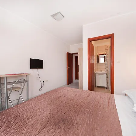 ゲストハウス & Krecak シベニク